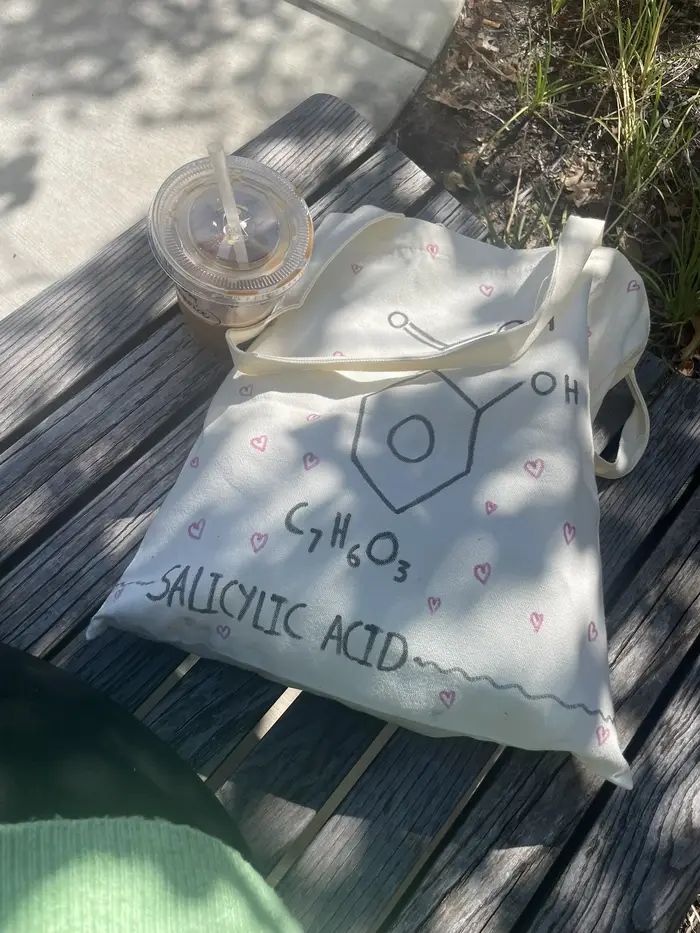 Picture of the tote that Geetika decorated for ChemE Day