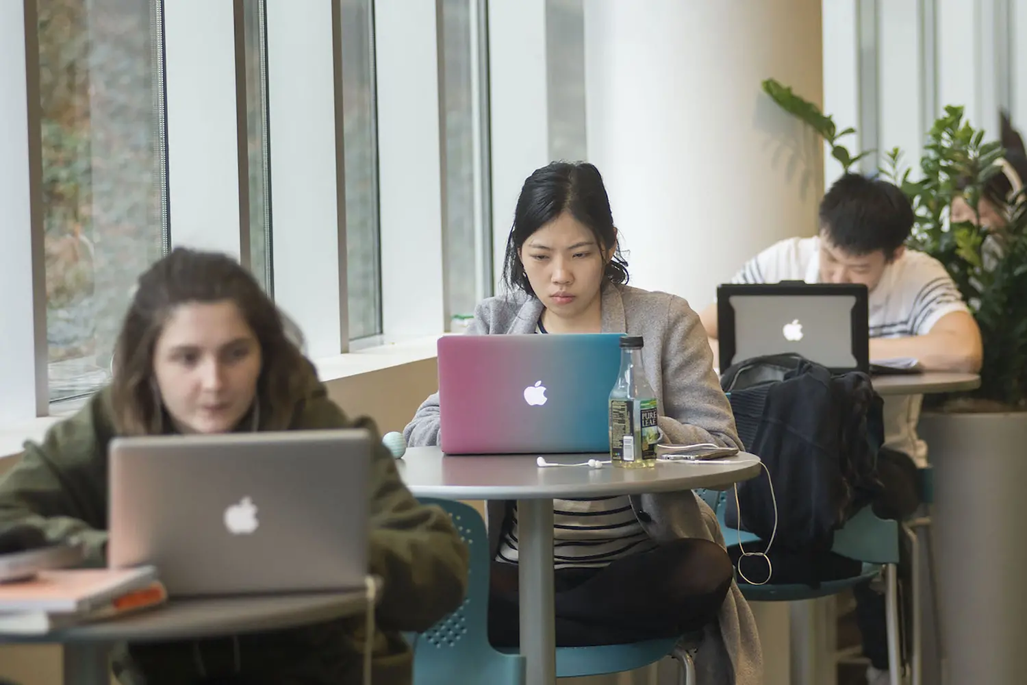 Students at individuals desks working on their mac laptops